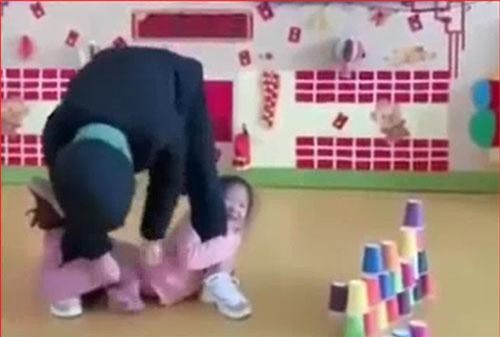 Clip: Dạy con cách tự vệ đơn giản khi gặp người xấu