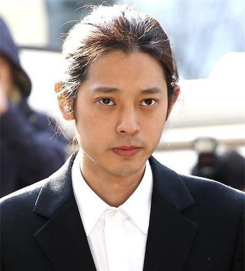 Ca sĩ Jung Joon Young trình diện cảnh sát