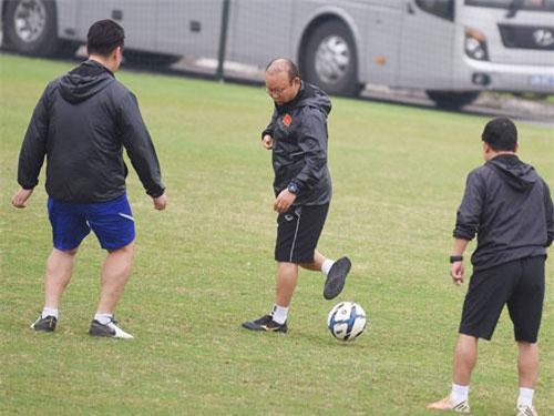 CLIP: Thầy Park bỏ bóng, đá trợ lý và cái kết bất ngờ