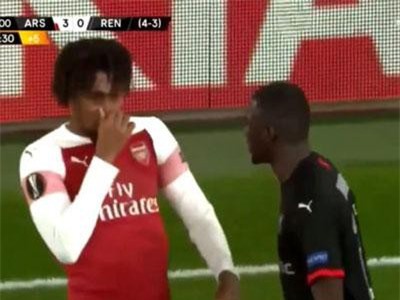 Va chạm, sao Arsenal bịt mũi chê đối thủ hôi miệng
