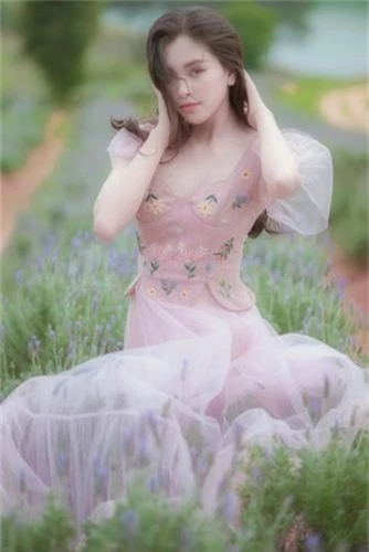 Hoa hậu Tiểu Vy khoe nhan sắc ngọt ngào sau nửa năm đăng quang - Ảnh 14.