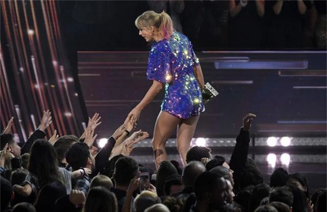 Taylor Swift bất ngờ tái xuất, khoe chân thon dài - 7