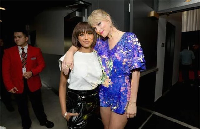 Taylor Swift bất ngờ tái xuất, khoe chân thon dài - 8