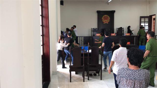 Đại náo phiên tòa, đánh kiểm sát viên, cả nhà bị truy tố