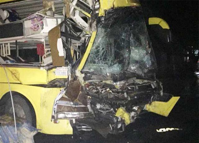 Xe khách tông xe đầu kéo, 1 người chết, nhiều người bị thương