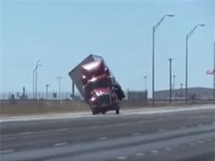 CLIP: Gió thổi bay cả xe container đang chạy trên đường