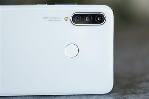 Trên tay smartphone 3 camera sau, máy ảnh selfie 32 MP, giá gần 7 triệu