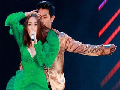 Bảo Anh váy ngắn sexy khoe đôi chân thẳng tắp, táo bạo để vũ công nam bế bổng trên sân khấu