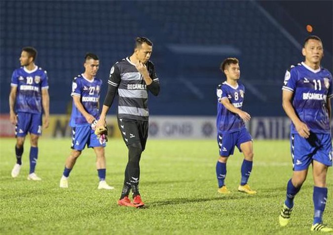 Thủ thành Tấn Trường bị treo găng vô thời hạn