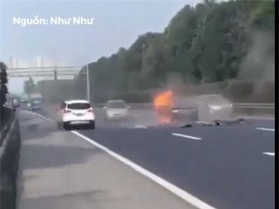 CLIP: Ôtô bị đâm bốc cháy do đột ngột dừng trên đường cao tốc