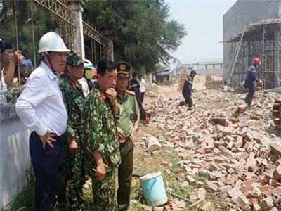 Khẩn trương khắc phục vụ sập tường công trình ở Vĩnh Long