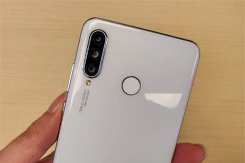 Chi tiết smartphone 3 camera sau, RAM 6 GB, giá gần 7 triệu