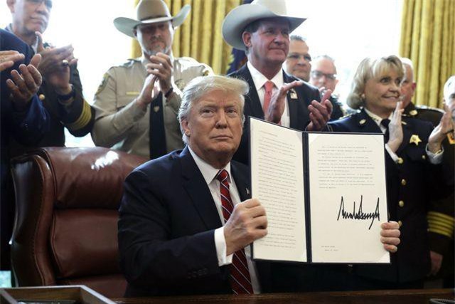 Tổng thống Trump lần đầu dùng quyền phủ quyết