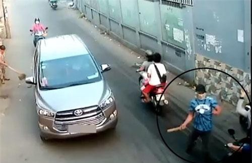 Người đàn ông bị nhóm côn đồ bịt mặt, truy sát táo tợn trên đường