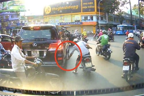 TP.HCM: Tên trộm cạy logo xe sang Lexus 570 siêu nhanh chỉ trong 2 giây