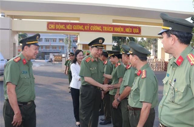 Bộ trưởng Công an: Tập trung triệt phá băng nhóm “tín dụng đen” - 1