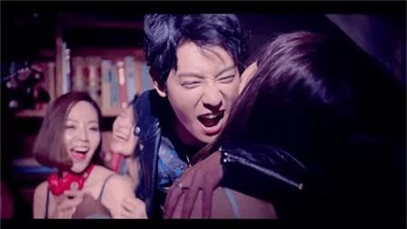 Loạt điểm giống nhau khó tin giữa Seungri và Jung Joon Young: Ngoại hình, sở thích xem phim 18+ đến vẻ mặt nhìn sao nữ - Ảnh 10.