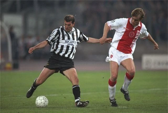 Champions_League_1996-97_-_Juventus_vs_Ajax_-_Zin%C3%A9dine_Zidane_e_Richard_Witschge.jpg