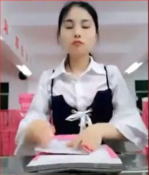 CLIP: Kinh ngạc với những người vừa ngủ vừa làm việc