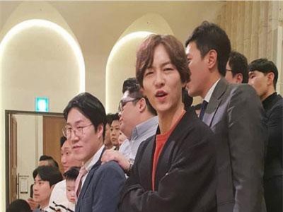 Song Joong Ki lần đầu xuất hiện sau thông tin ngoại tình với bạn diễn, cười tươi rạng rỡ nhưng gầy nhom