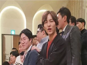 Song Joong Ki lần đầu xuất hiện sau thông tin ngoại tình với bạn diễn, cười tươi rạng rỡ nhưng gầy nhom