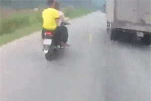 CLIP: Xe máy khiêu khích các phương tiện tham gia giao thông khác không cho vượt mặt