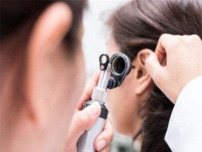 7 triệu chứng ù tai mà bạn không nên bỏ qua