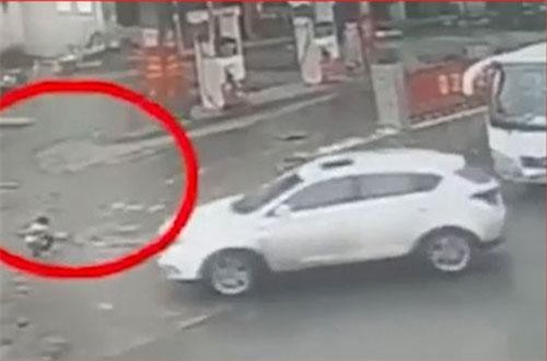 CLIP HOT (16/3): Cậu bé may mắn sống sót dù bị xe đâm rồi kéo lê gần 10m, lôi cổ trăn khổng lồ ra khỏi thùng