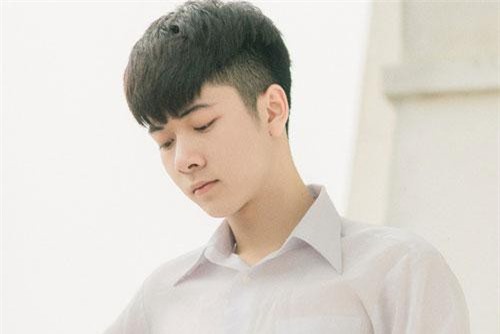 Anh chàng lớp trưởng sinh năm 2000 với gương mặt buồn man mác đậm chất điện ảnh lại còn lắm tài lẻ