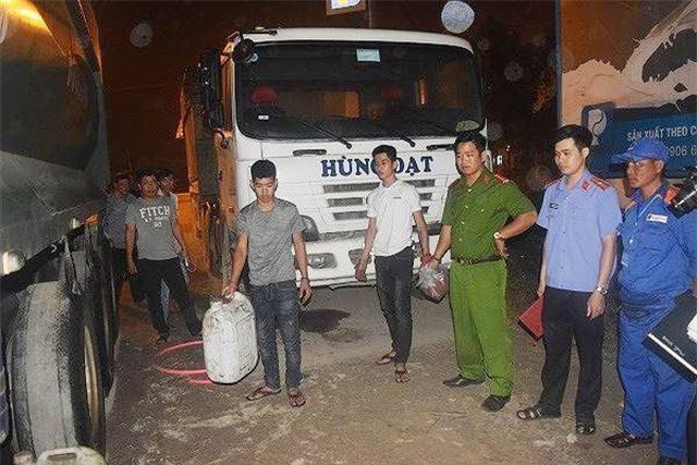 Thừa Thiên - Huế: Đến cây xăng hút trộm dầu hàng loạt xe ô tô tải đậu qua đêm