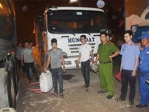 Thừa Thiên - Huế: Đến cây xăng hút trộm dầu hàng loạt xe ô tô tải đậu qua đêm