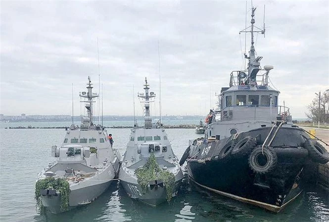  Từ trái sang: tàu Nikopol, tàu Berdyansk, tàu Yany Kapu của Hải quân Ukraine bị kéo về cảng Kerch. Ảnh: Tass