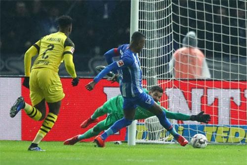 Reus ghi bàn phút bù giờ, Dortmund tạm chiếm ngôi đầu