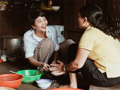 H’hen Niê giản dị nấu ăn khi về nhà