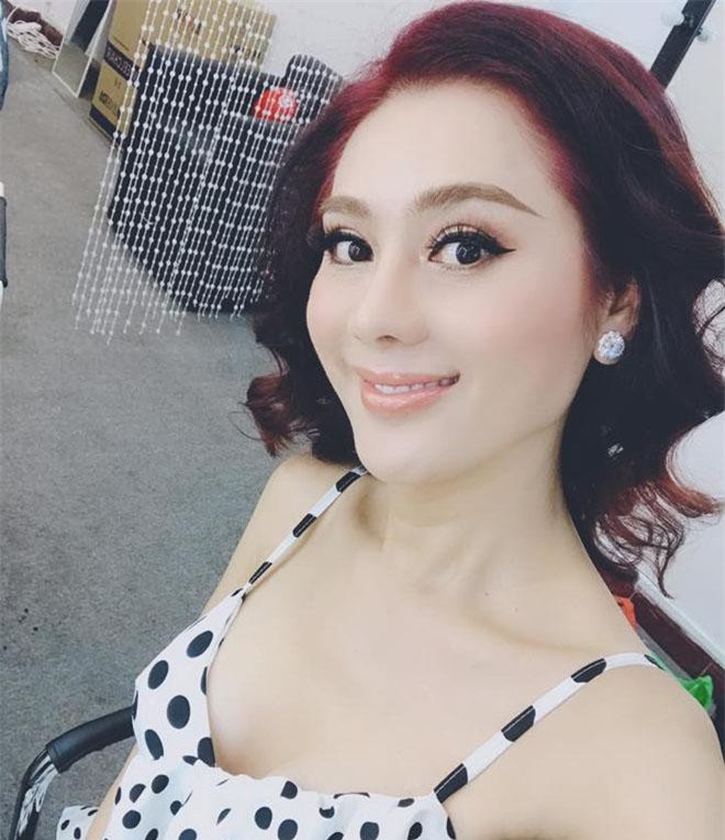 Sau túi hiệu đắt nhất thế giới, Lâm Khánh Chi mua hoa tai 21 tỷ đồng