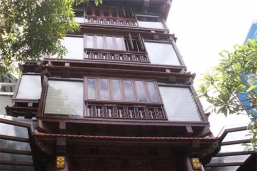 Ngôi nhà 5 tầng được dựng hoàn toàn bằng gỗ sao xanh quý hiếm.