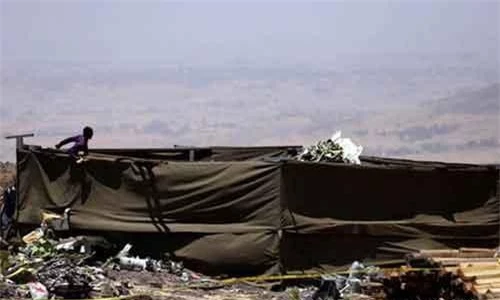 Các mảnh vỡ tại hiện trường vụ rơi máy bay Ethiopian Airlines. Ảnh: Reuters.