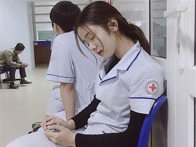 Nữ sinh ngành Y xinh đẹp bất ngờ nổi tiếng do... ngủ gật