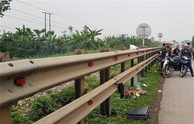 Băng qua đường ngang dân sinh, hai vợ chồng bị tàu đâm thương vong - 1