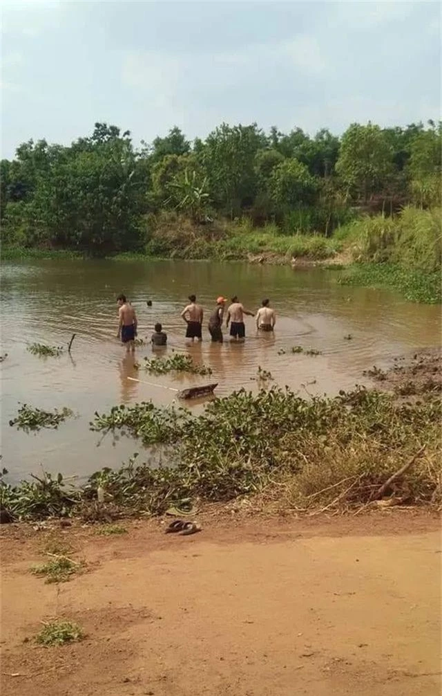 Đi mò ốc về bán, hai bà cháu cùng cháu bé hàng xóm đuối nước thương tâm - 1