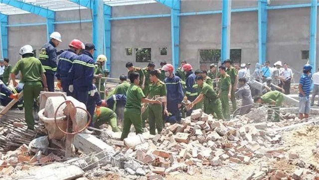 Vụ sập tường khiến 6 người chết: Dừng thi công công trình  - 1