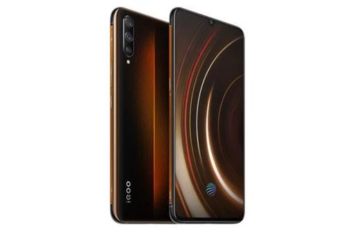 Vivo iQOO sử dụng khung kim loại, mặt lưng bằng kính, có thể thay đổi màu sắc nhờ hiệu ứng gradient ở các góc nhìn khác nhau. Đặc biệt, phần giữa mặt kính phía sau của máy sẽ có dải đèn LED cực kỳ bắt mắt. iQOO có số đo 157,7x75,2x8,5 mm cân nặng 180 g.