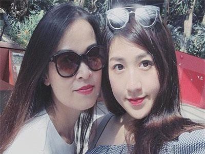 Mẹ Á hậu Tú Anh bất ngờ tiết lộ quá khứ mưu sinh vất vả, phải nhét con vào thùng gỗ để đi làm