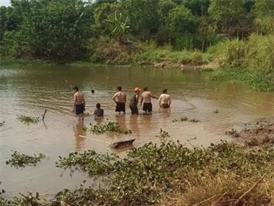Đắk Lắk: Đi mò ốc về bán, hai bà cháu cùng cháu bé hàng xóm đuối nước thương tâm