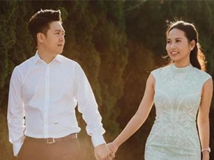 Sau khi lập gia đình, “Hoàng tử hát tình ca” dọn dẹp nhà cửa, tưới cây