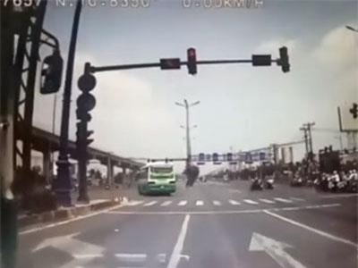 CLIP: Đánh lái tránh xe buýt vượt đèn đỏ, xe tải suýt gây tai nạn kinh hoàng