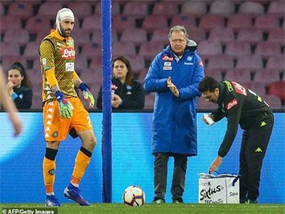 Ospina ngất xỉu trên sân, nhập viện trong tình trạng vô thức