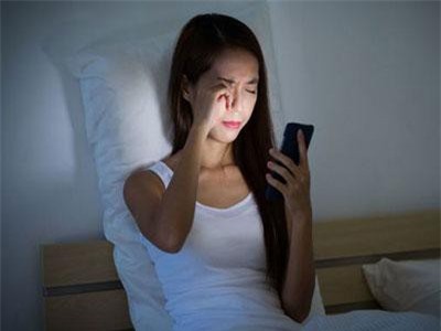 Sự nguy hiểm của thói quen ngủ thiếp khi đang cầm điện thoại trên tay