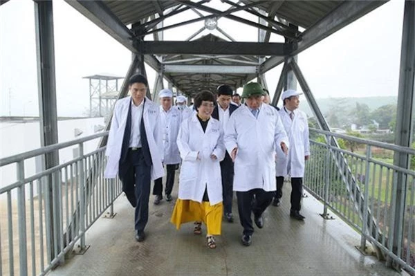 Thủ tướng Nguyễn Xuân Phúc thăm Trang trại bò sữa TH.jpg