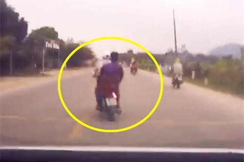 CLIP: Phóng xe máy lạng lách, 2 thanh niên gặp tai nạn thảm khốc
